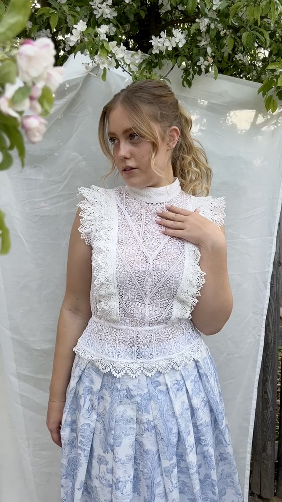 
                  
                    Video in der Galerie ansehen und abspielen, Dirndl Bluse mit Spitze und Rüsche Krüger
                  
                